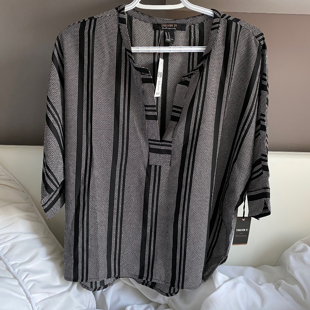 Loose blouse forever 21 never worn with tags